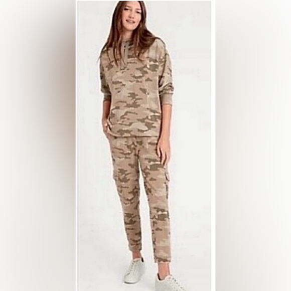 Banana Republic Pants - Banana Republic cargo pants/hoodie with pockets. Size small